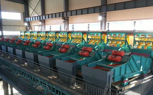 Fine Screens Une image présentant des écrans fins utilisés dans le traitement des eaux usées, mettant en évidence leur rôle dans le filtrage de petites particules et l'amélioration de l'efficacité du système.